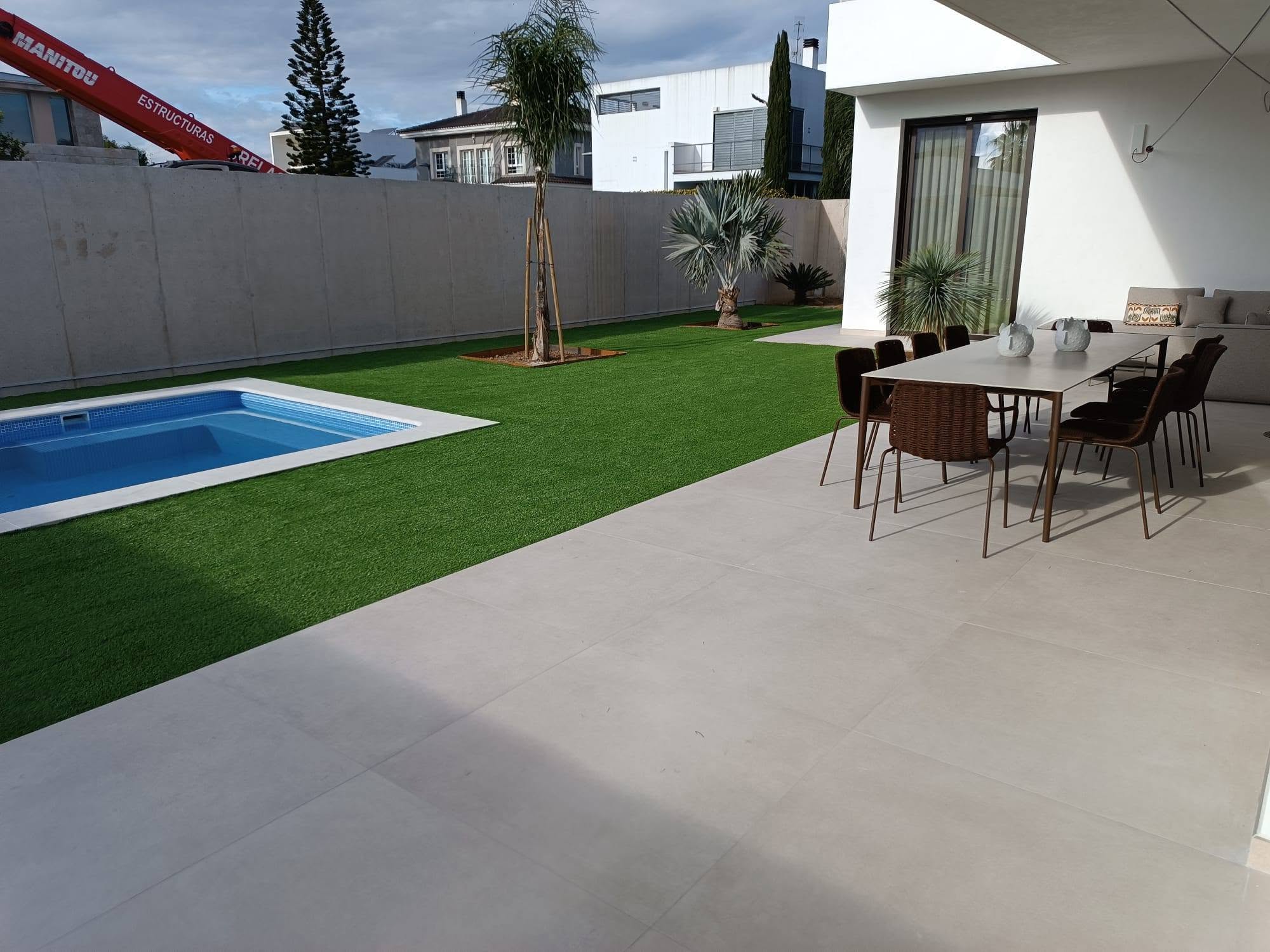 Proyecto Art I Vida — piscina y jardín
